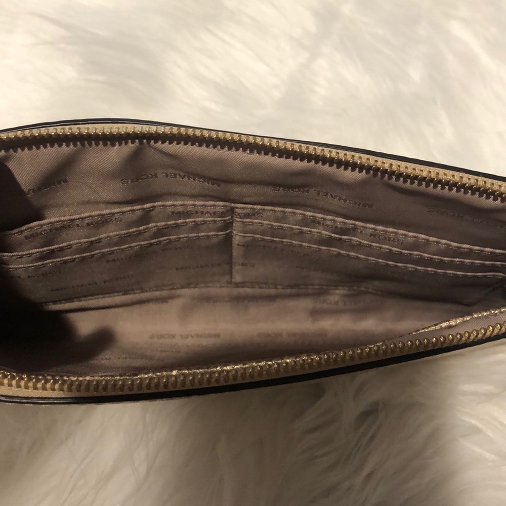 •Michael Kors• Leather Wristlet - Picture 5 of 11